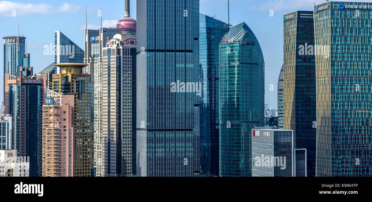Skyline colorati - un primo piano di colorato moderno ed alto aumento edifici e skyline con sunny blue sky in, Lujiazui Pudong, Shanghai, Cina. Foto Stock
