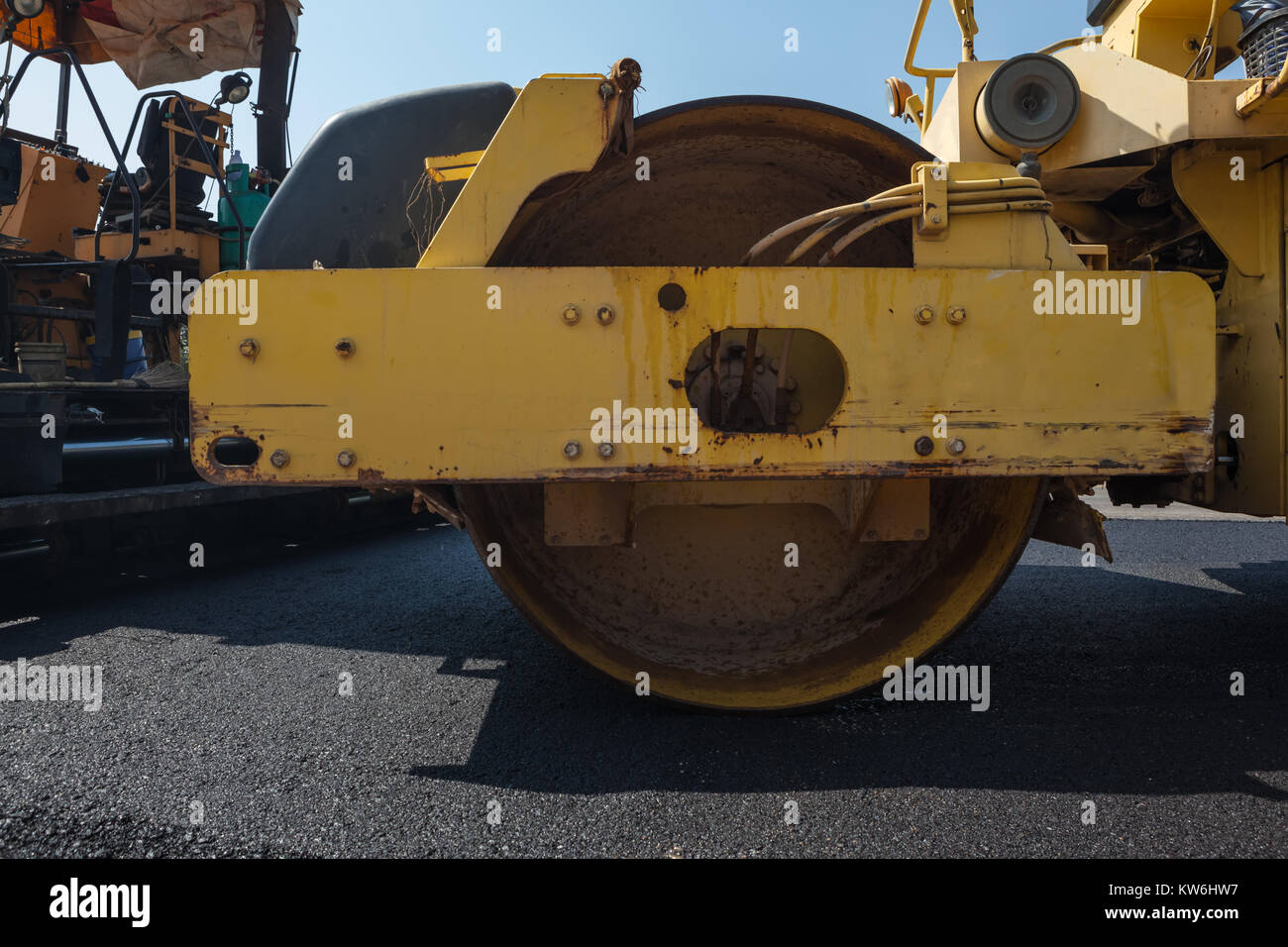 Su asfalto asfalto rider vi un rullo di asfalto per tenere tutto ben premuto Foto Stock