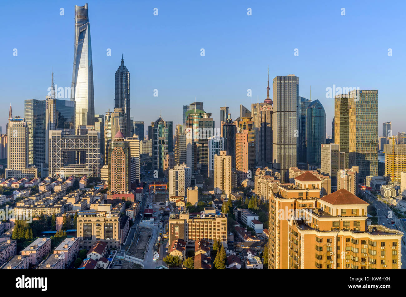 Buona mattina Shanghai - Una vista panoramica di mattina presto sun splendenti sul moderno skyline di Lujiazui in una chiara soleggiata mattina autunnale, Shanghai, Cina. Foto Stock