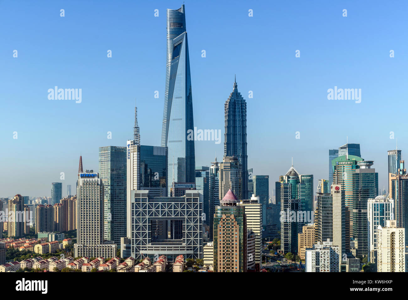 Lo skyline di Shanghai - panoramico vista la mattina della città tre più alti grattacieli e i loro edifici circostanti a, Lujiazui Pudong, Shanghai, Cina Foto Stock