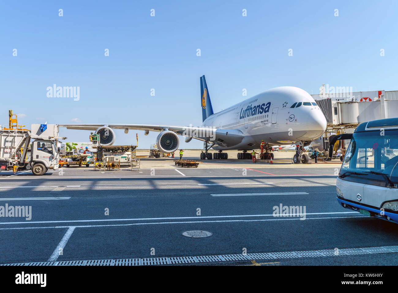 Preparati a volare - all'Aeroporto Internazionale di Shanghai Pudong, i tecnici sono impegnati nella preparazione di una Lufthansa compagnia aerea Airbus A380-800 per un altro volo. Foto Stock