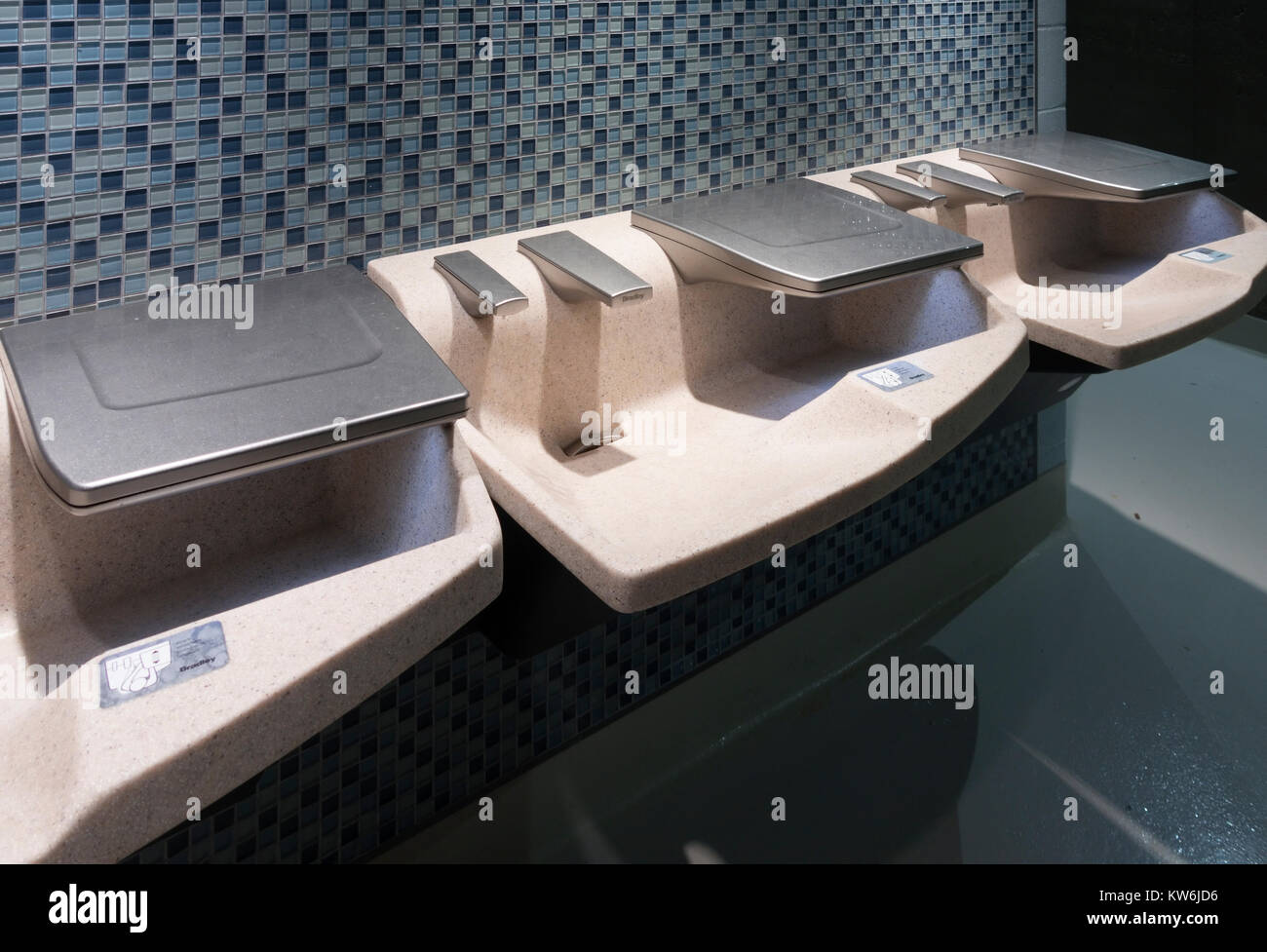 Bradley avvocato AV-serie i lavelli sono un all-in-one sink che eroga acqua e sapone e l'asciugatura touch gratis. Foto Stock