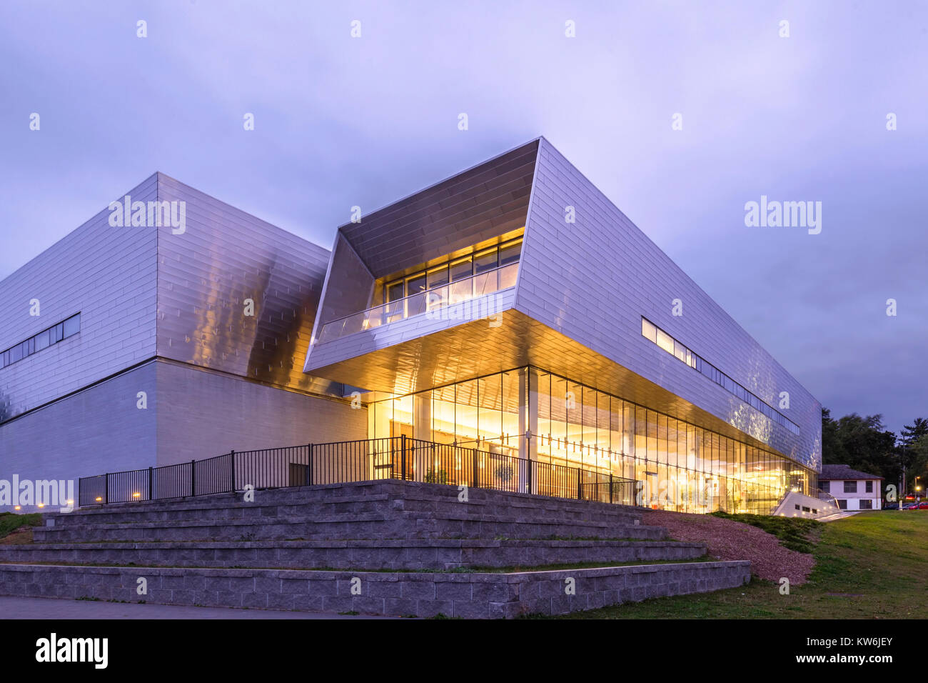 L'angolo sud est di Isabel Bader Centro per le Arti dello spettacolo o Isabel di proprietà di Queen Università al tramonto a Kingston, Ontario, CA. Foto Stock
