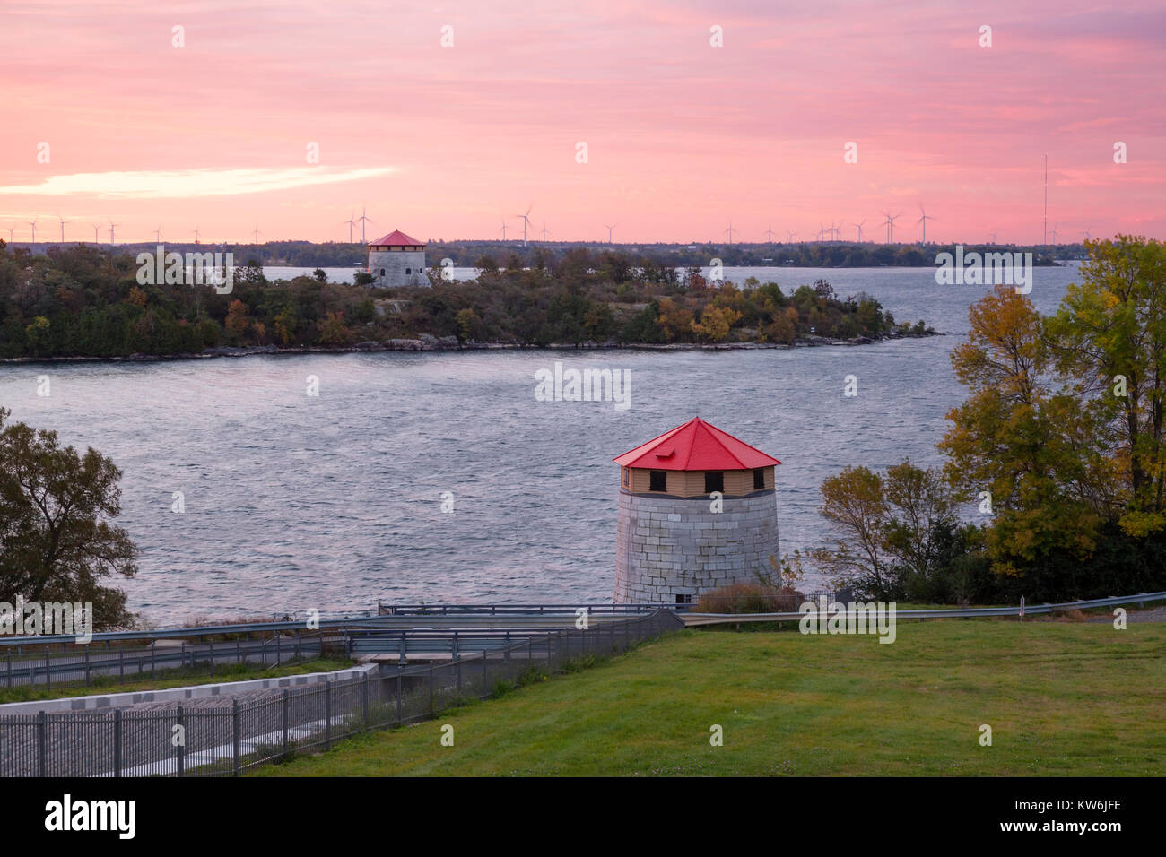 Cathcart Redoubt o Cathcart Tower e l'Oriente Martello Tower a Fort Henry sul fiume San Lorenzo a sunrise a Kingston, Ontario, Canada. Foto Stock
