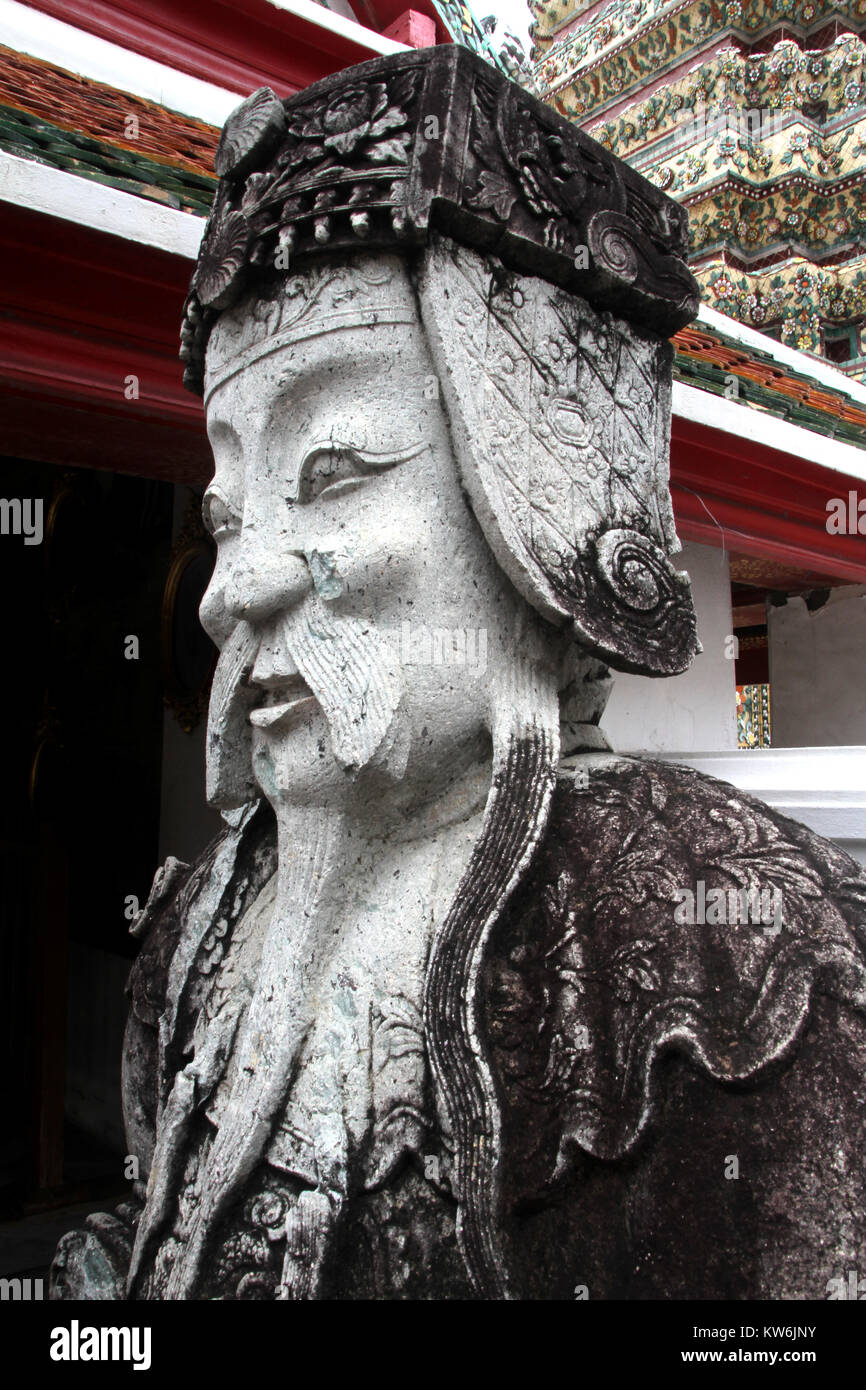 Stone Guard vicino al cancello di Wat Pho, Bangkok, Thailandia Foto Stock