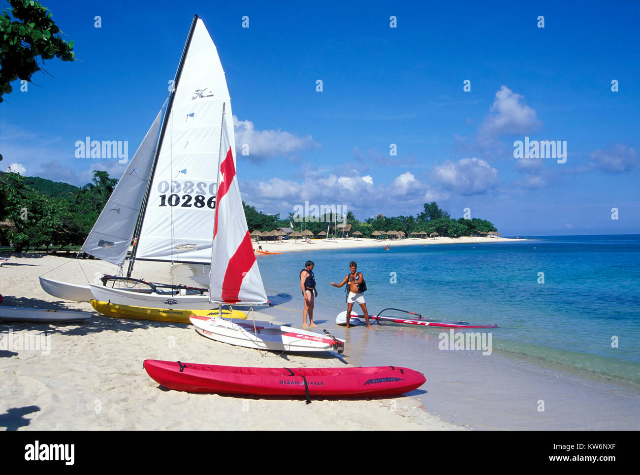 I kayak e Katamarans presso la spiaggia di Jibacoa, Katamarane und Meereskajaks am Strand, Cuba Foto Stock