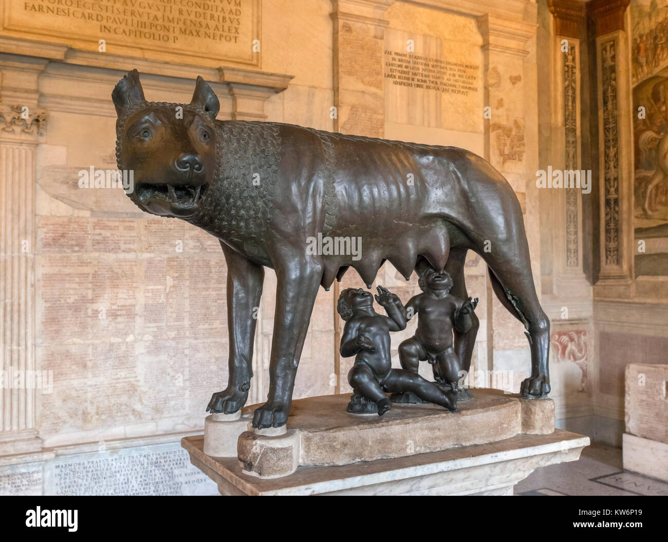 La Lupa Capitolina, una statua di bronzo raffigurante un lupo lattante Romolo e Remo, ai Musei Capitolini di Roma, Italia Foto Stock