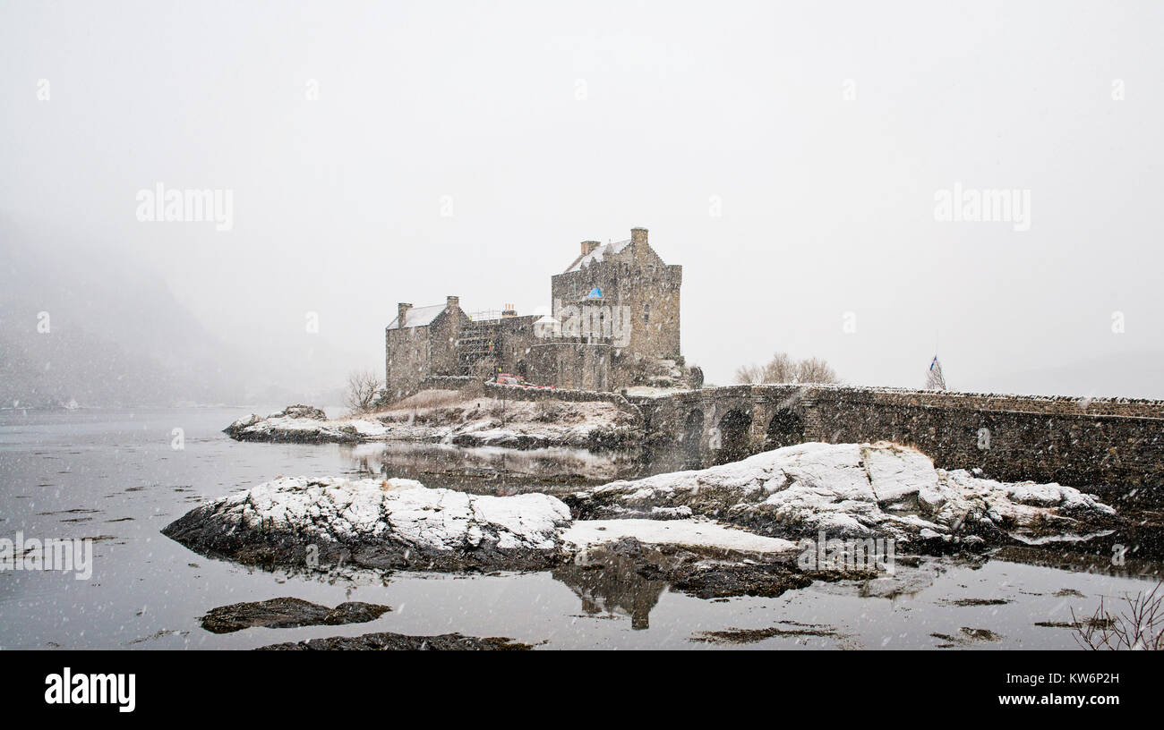 Eilean Donan Castle nevicava, Scozia Foto Stock
