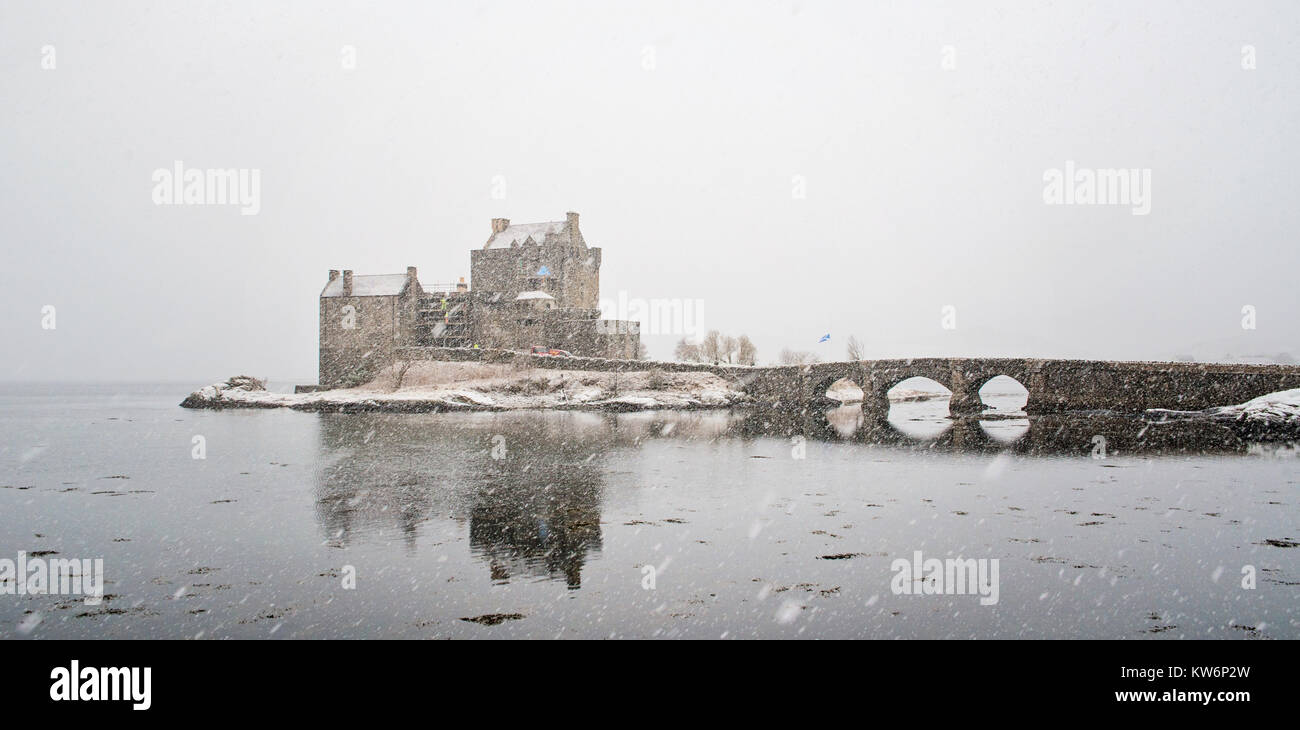 Eilean Donan Castle nevicava, Scozia Foto Stock