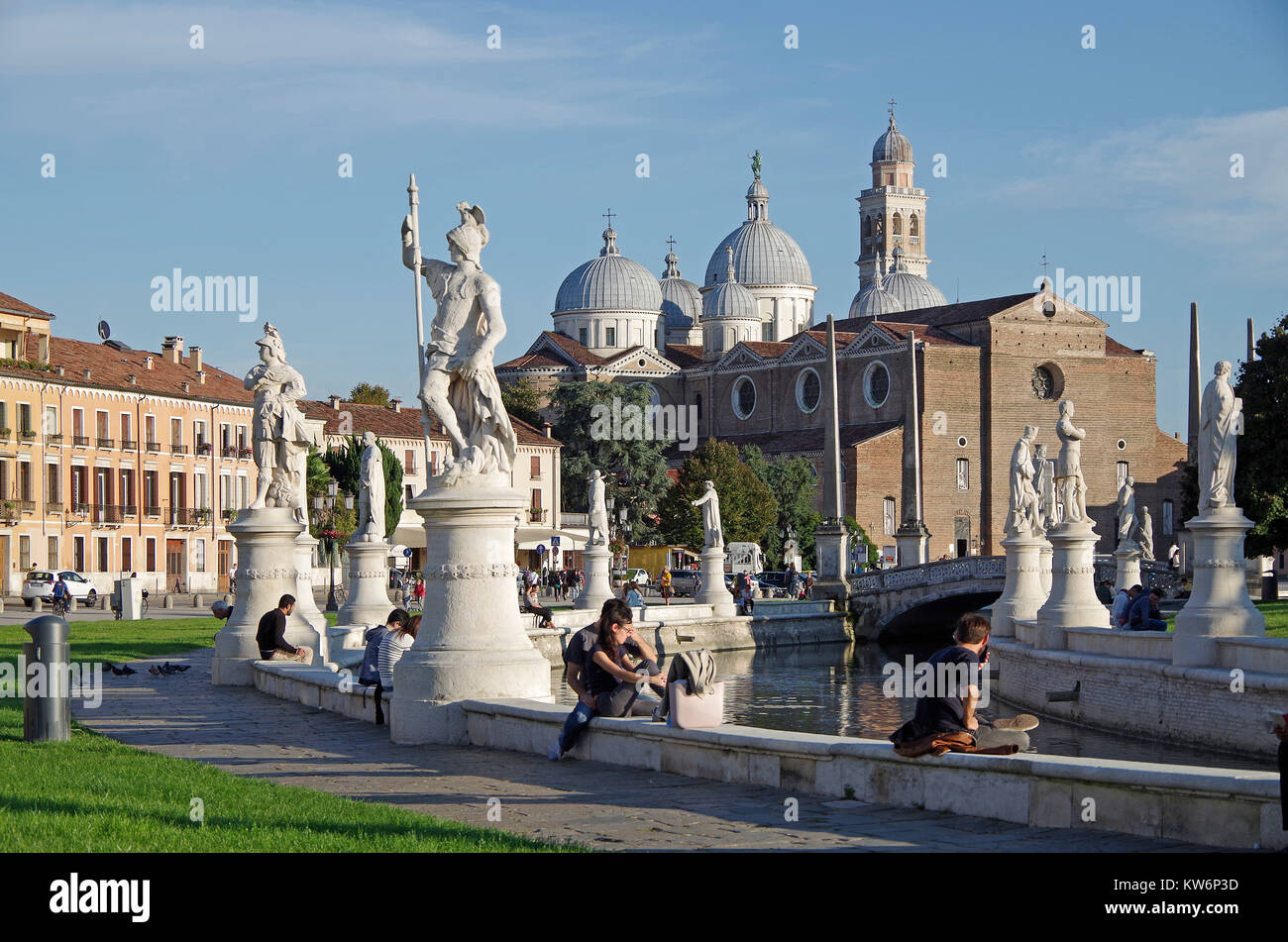 Arte di installazione sul frontone del vecchio di quattro piani edificio residenziale di Torino, Italia Foto Stock