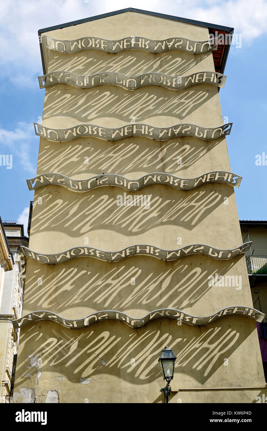 Arte di installazione sul frontone del vecchio di quattro piani edificio residenziale di Torino, Italia Foto Stock