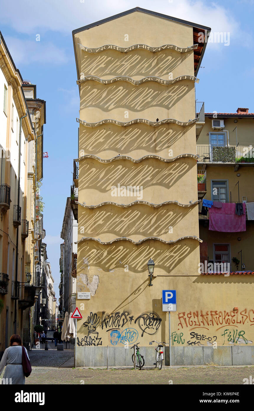 Arte di installazione sul frontone del vecchio di quattro piani edificio residenziale di Torino, Italia Foto Stock