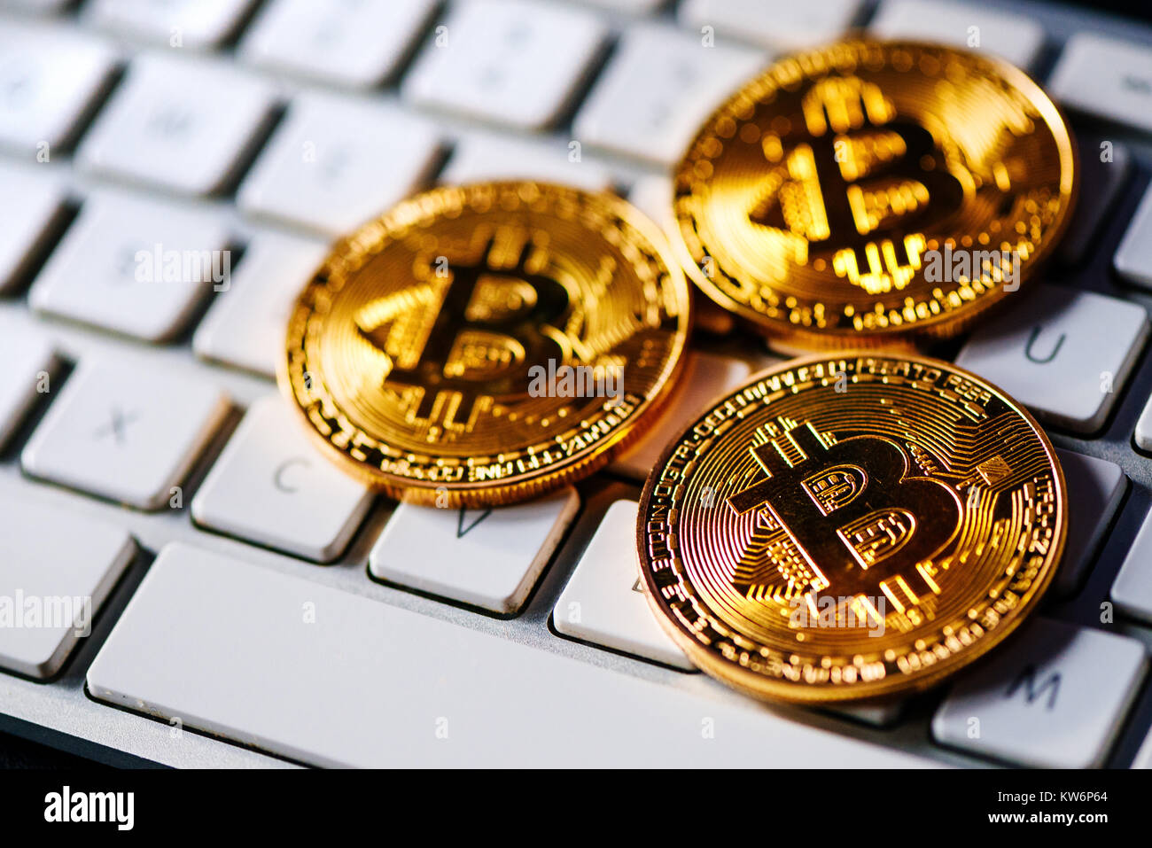 Bitcoins sulla tastiera del computer, virtual BTC cryptocurrency concept Foto Stock