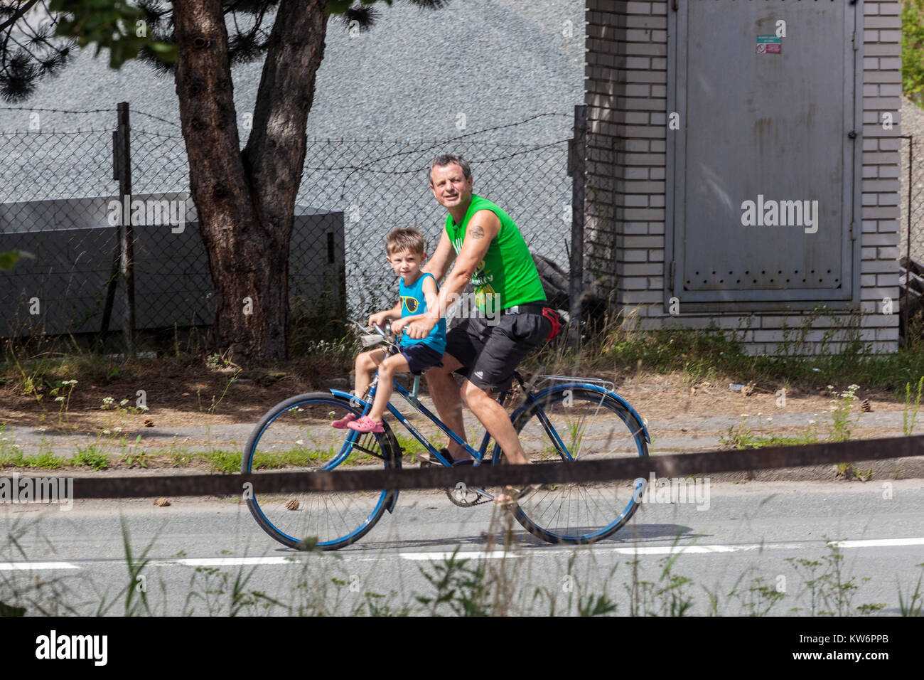 Padre con figlio in bicicletta insieme su una bicicletta Repubblica Ceca bambino in bicicletta senza casco Foto Stock