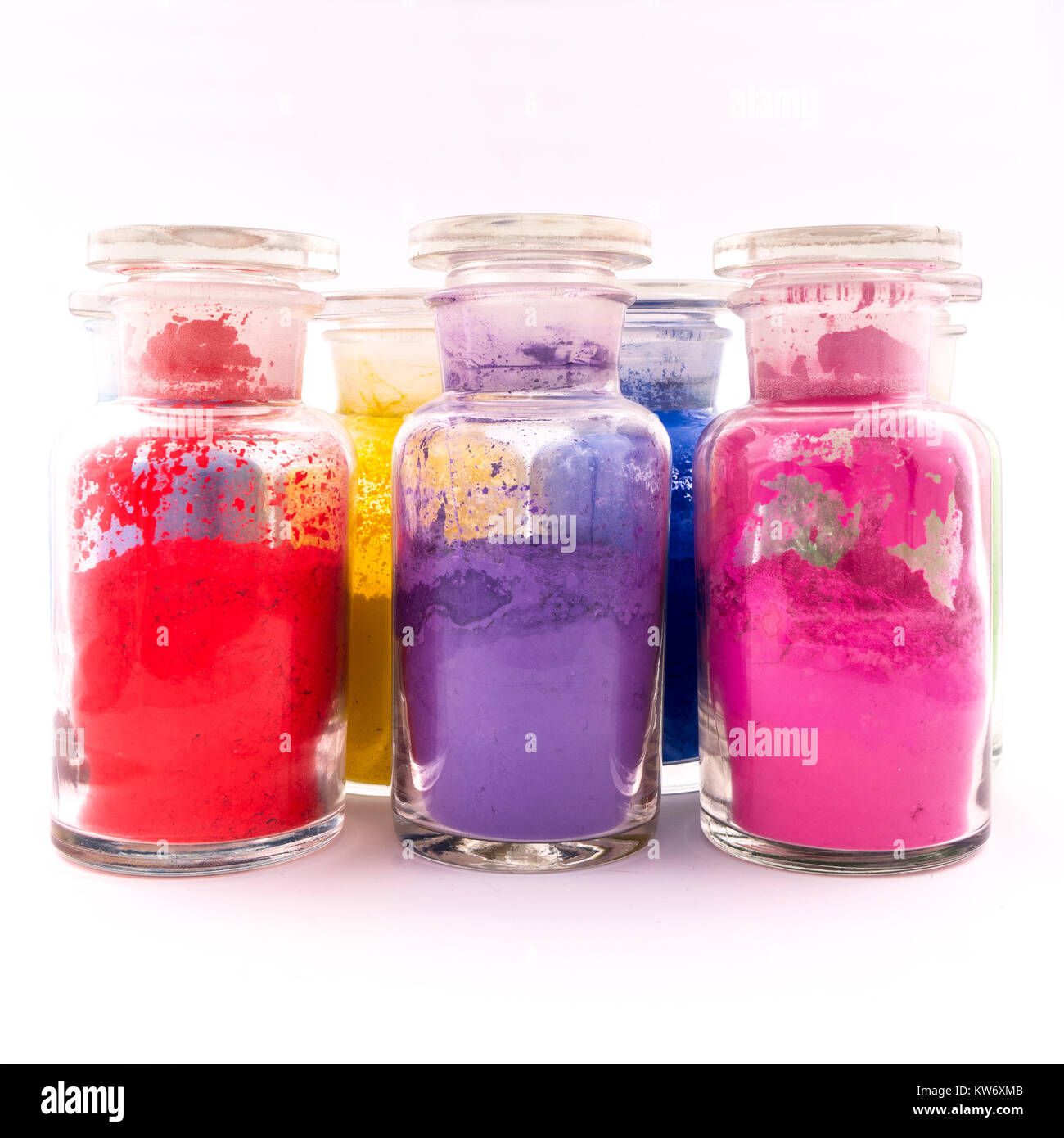 Contenitori di vetro naturale contenente pigmenti colorati in polvere Foto Stock