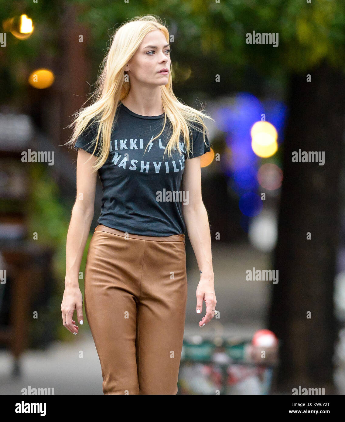 NEW YORK, NY - 15 ottobre: Jaime King-Newman indossa una corsia di Nikki  Nashville shirt quando fuori nel centro cittadino di Manhattan con il  marito Kyle Newman e il loro figlio su
