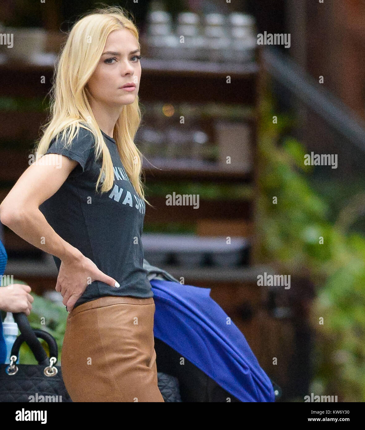 NEW YORK, NY - 15 ottobre: Jaime King-Newman indossa una corsia di Nikki  Nashville shirt quando fuori nel centro cittadino di Manhattan con il  marito Kyle Newman e il loro figlio su