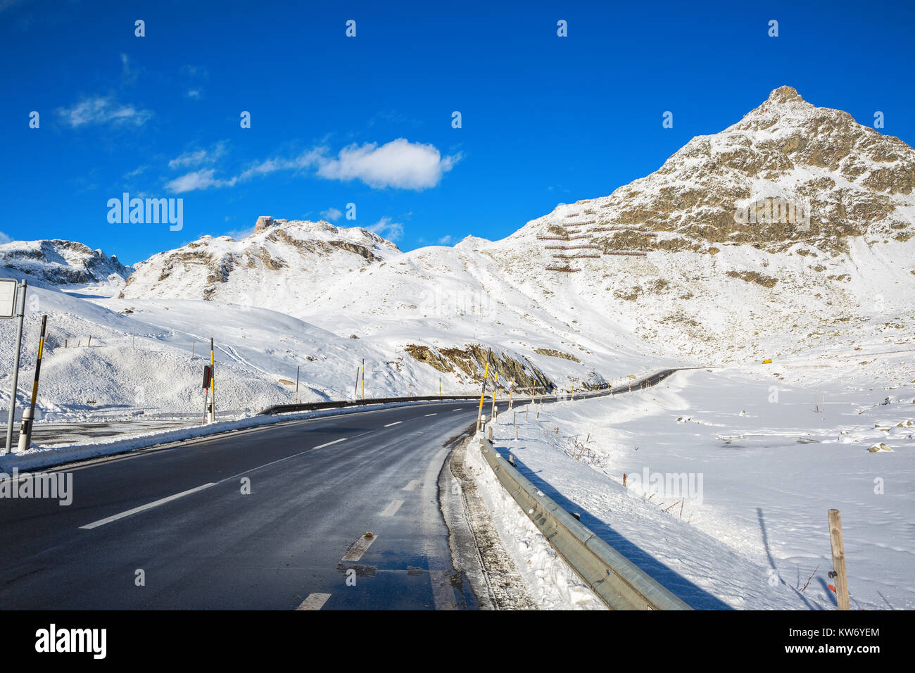 Strada di montagna nelle Alpi Svizzere a soleggiata giornata invernale, Passo dello Julier, Grigioni, Svizzera. Passo dello Julier - mountain pass in Svizzera, nel paesaggio Albula Ra Foto Stock