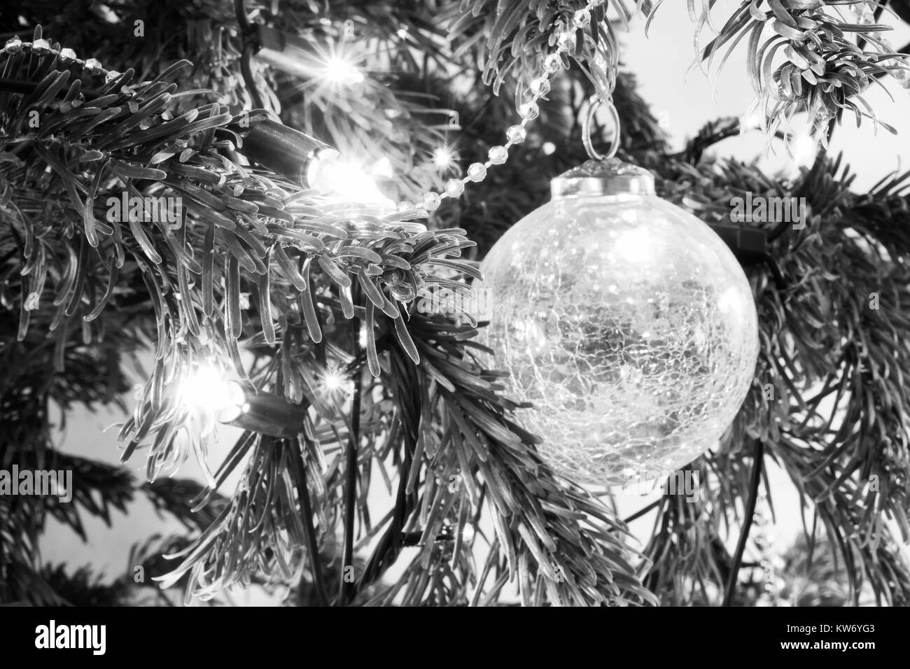Le decorazioni di Natale e le luci su un albero Foto Stock