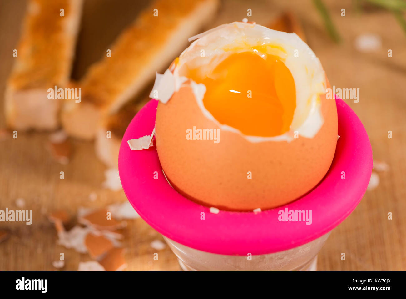 Uova sode per la colazione su un vecchio tavolo di legno in eggcup Foto Stock