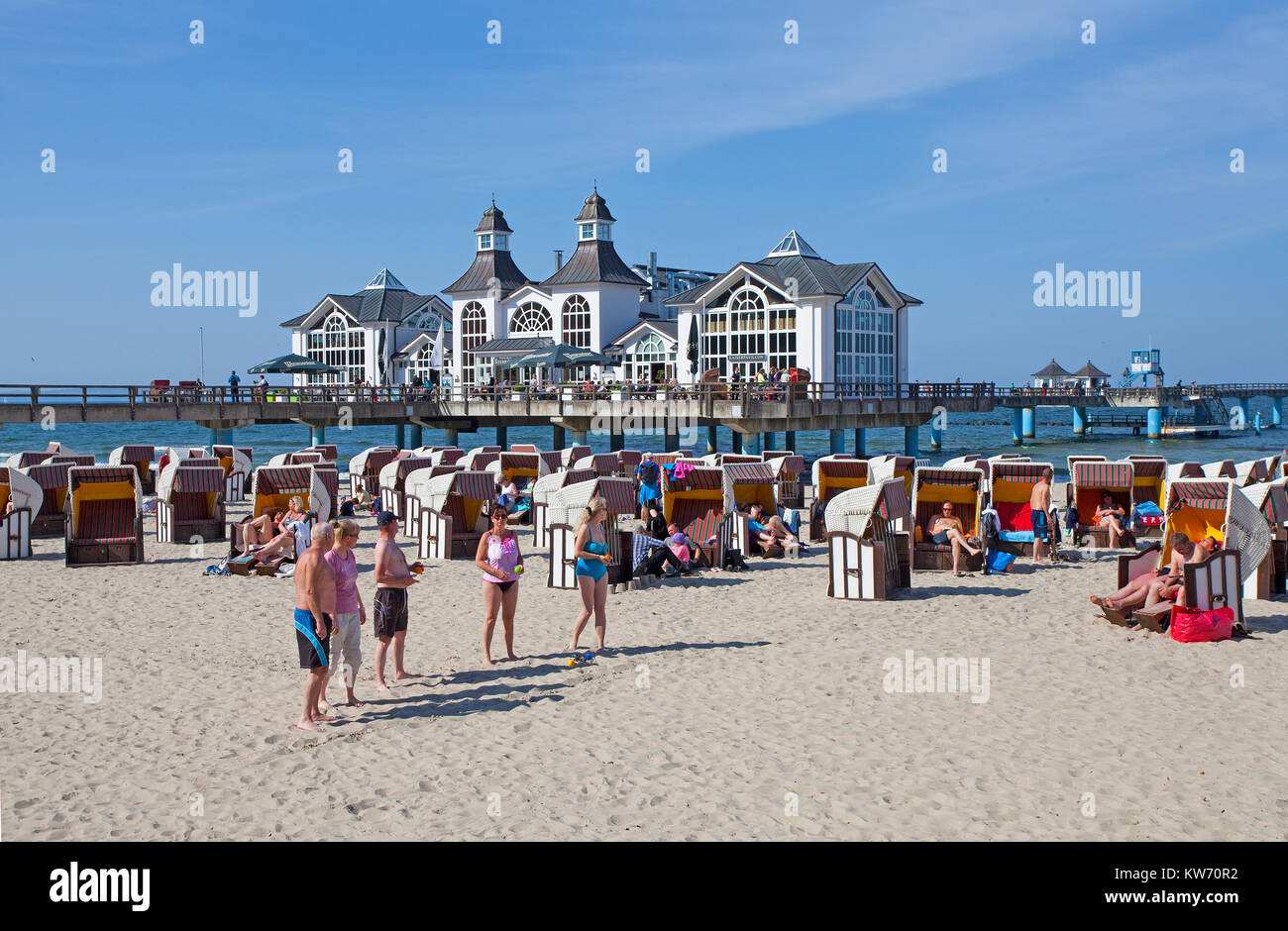 Beachlife presso il Molo di Sellin, Ruegen isola, Meclemburgo-Pomerania, Mar Baltico, Germania, Europa Foto Stock