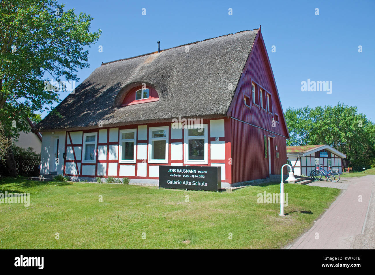 Galleria "vecchia scuola", mostre d'arte, con tetto di paglia casa di Ahrenshoop Fishland, Meclemburgo-Pomerania, Mar Baltico, Germania, Europa Foto Stock