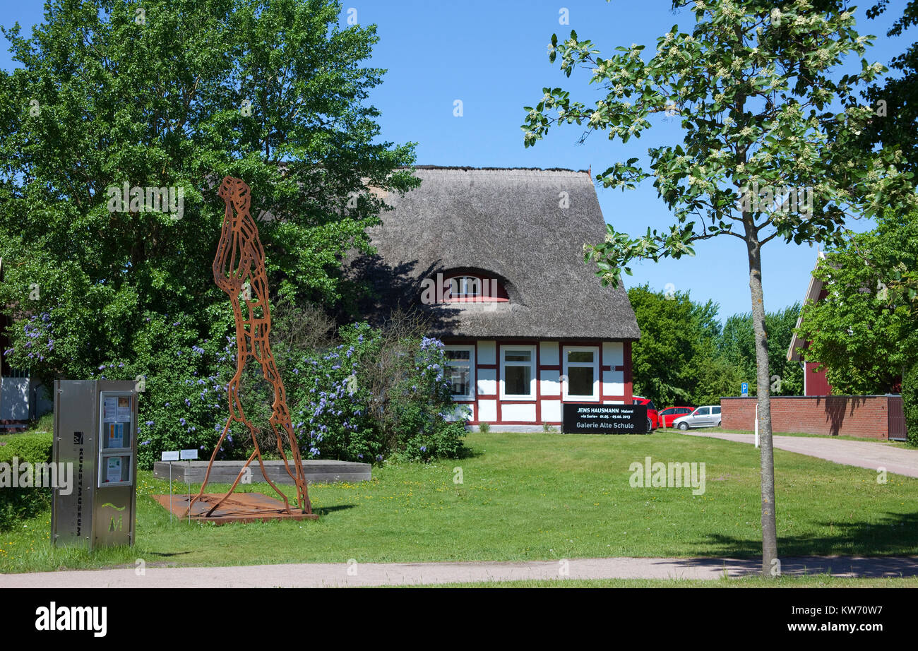 Galleria "vecchia scuola", mostre d'arte, con tetto di paglia casa di Ahrenshoop Fishland, Meclemburgo-Pomerania, Mar Baltico, Germania, Europa Foto Stock
