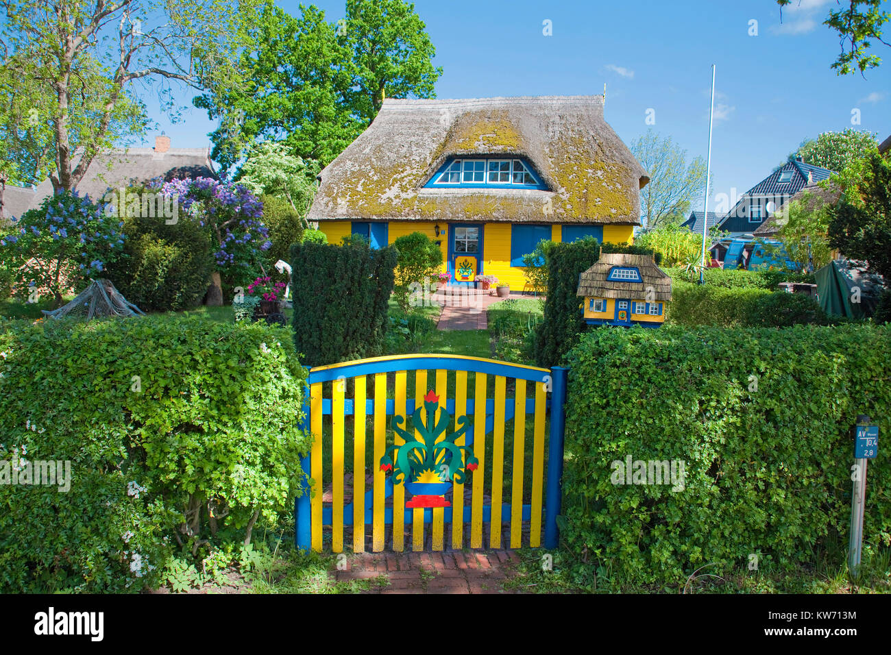 Colorato con tetto di paglia casa con postbox (replica in miniatura della casa), nato a Darss, Meclemburgo-Pomerania, Mar Baltico, Germania, Europa Foto Stock