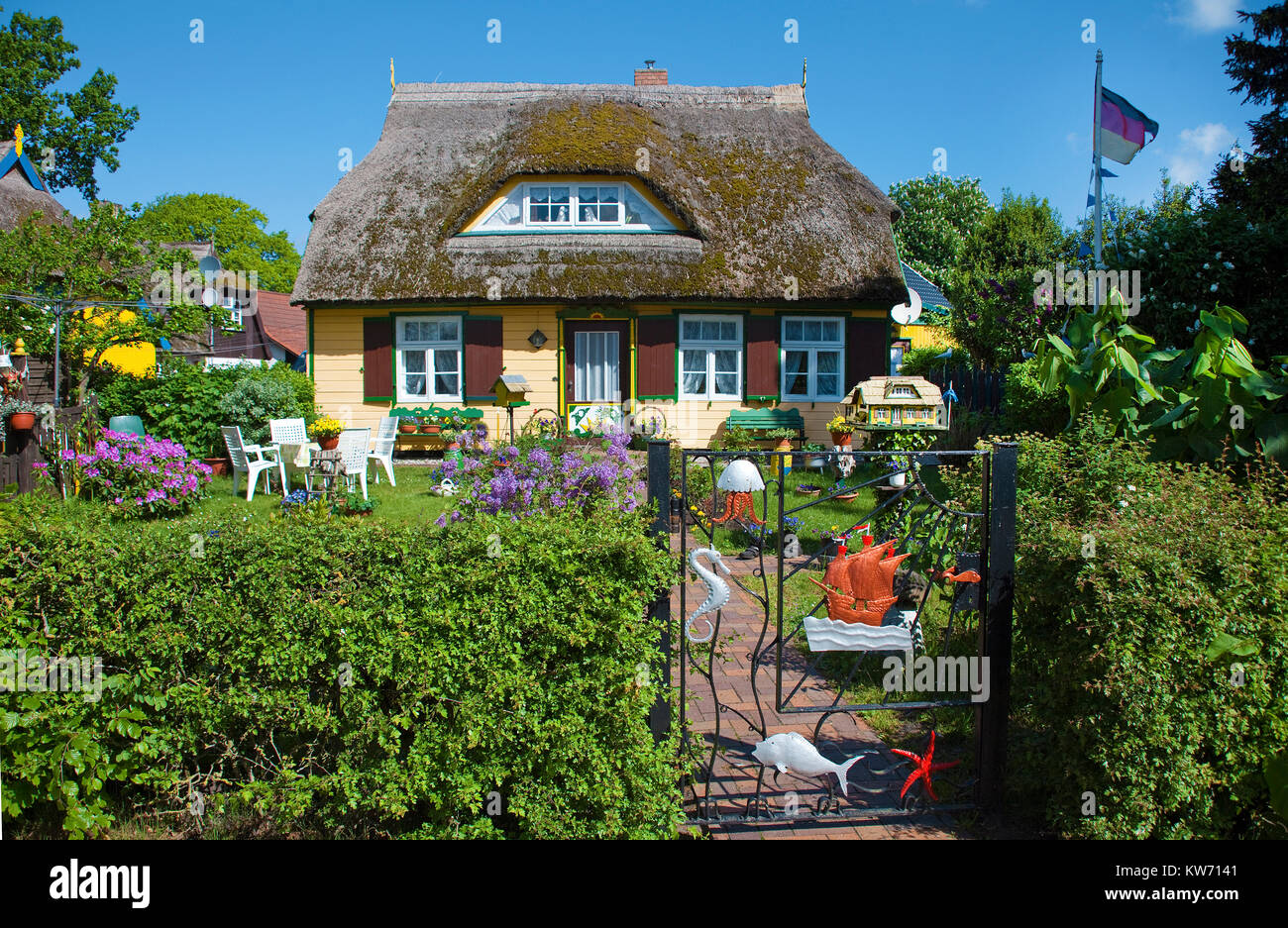 Tradizionale con tetto di paglia house presso il villaggio nato a Darss, Fischland, Meclemburgo-Pomerania, Mar Baltico, Germania, Europa Foto Stock