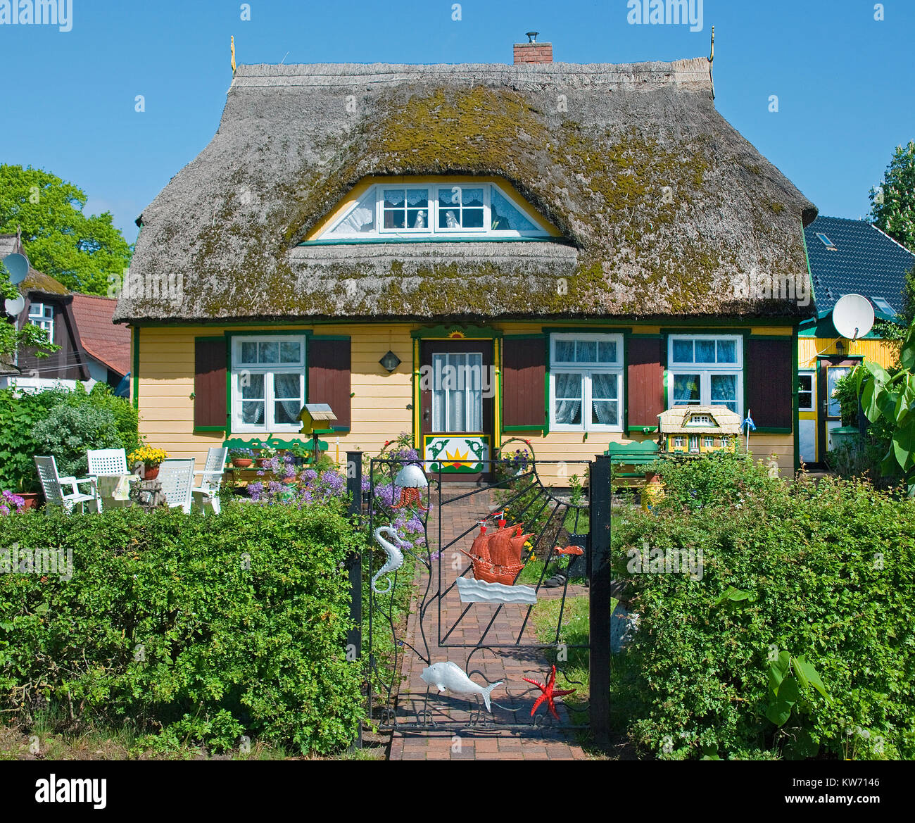 Tradizionale con tetto di paglia house presso il villaggio nato a Darss, Fischland, Meclemburgo-Pomerania, Mar Baltico, Germania, Europa Foto Stock