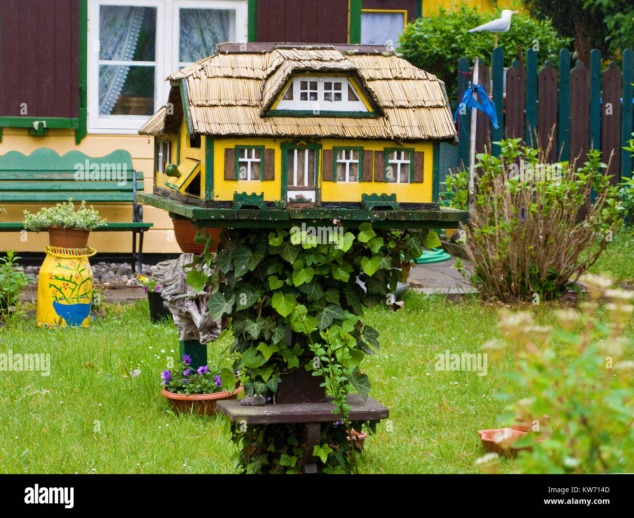Postbox (replica in miniatura del tetto di paglia dietro casa), nato a Darss, Meclemburgo-Pomerania, Mar Baltico, Germania, Europa Foto Stock