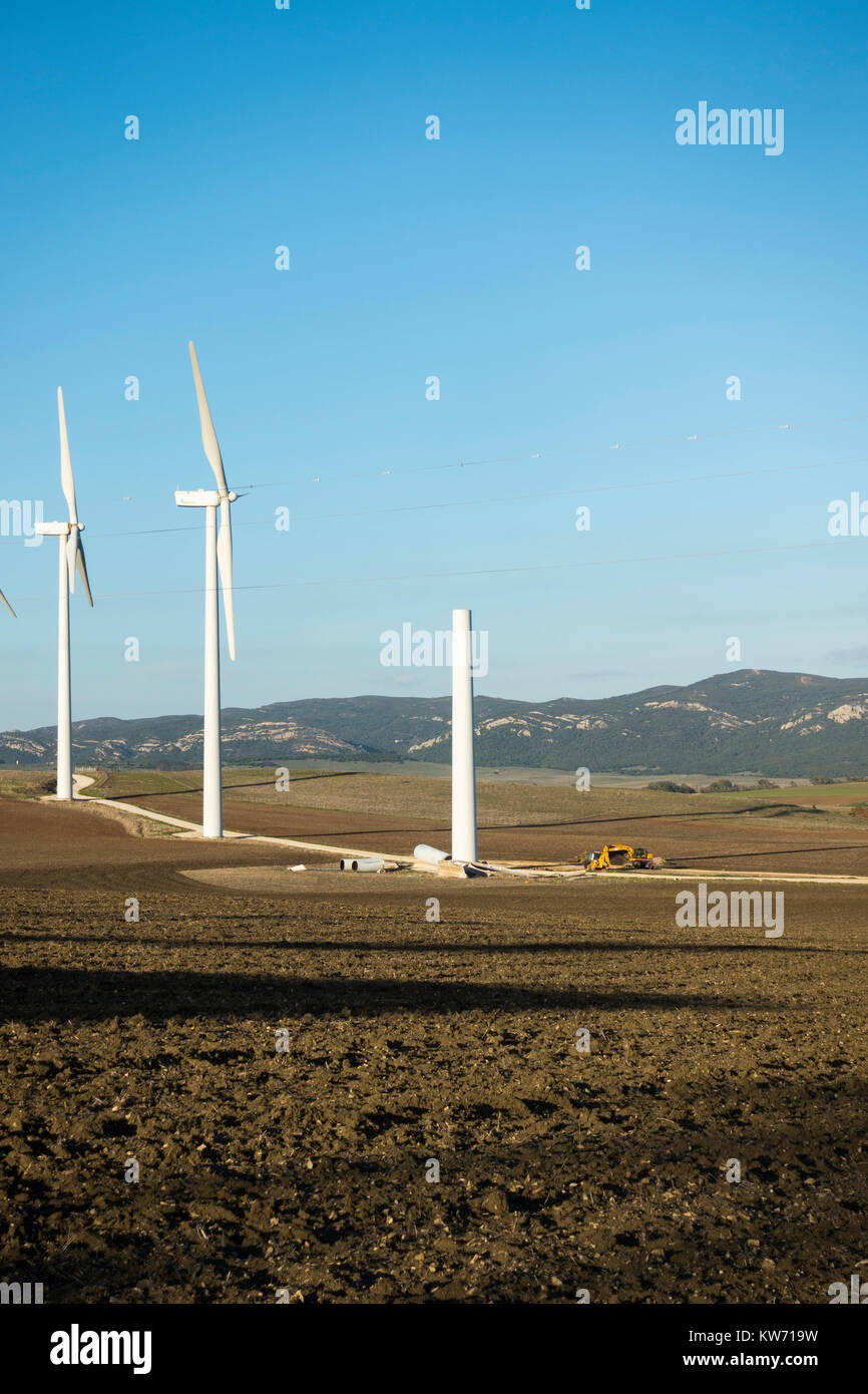 Le turbine eoliche turbina eolica in fase di compilazione, vicino a Zahara de los Atunes, Andalusia,Spagna Foto Stock