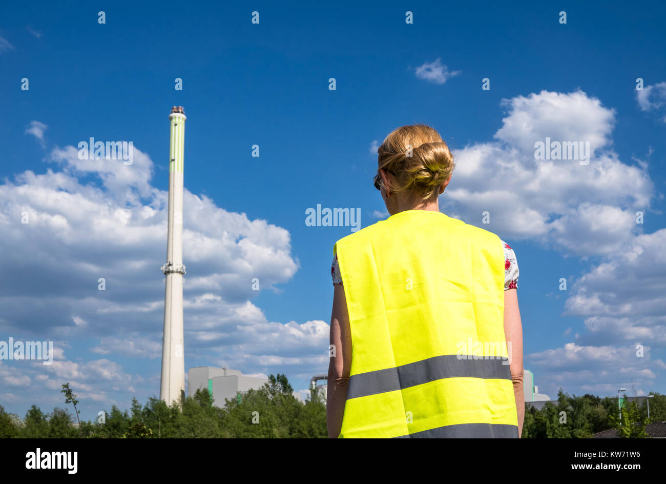 La bionda signora osservando un garbage impianto di incenerimento Foto Stock La bionda signora osservando un garbage impianto di incenerimento Foto Stock