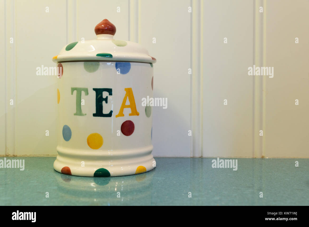Un barattolo di tè in una cucina Inglese Foto Stock