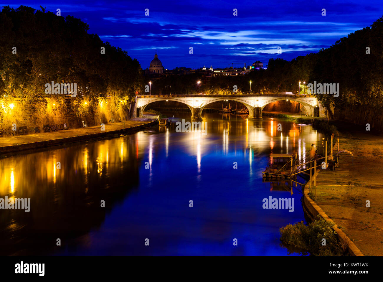 Vista notturna di Umberto I ponte sul fiume Tevere a Roma, lazio, Italy Foto Stock