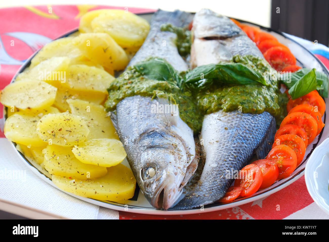 Della spigola branzino Sugo al basilico ricetta closeup Foto Stock