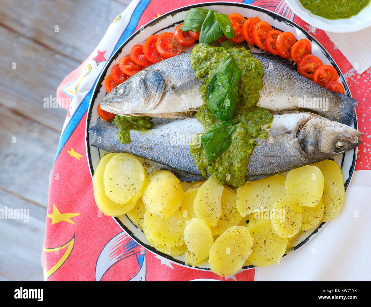 European sea bass branzino cottura Salsa al basilico ricetta elevato angolo di visualizzazione Foto Stock
