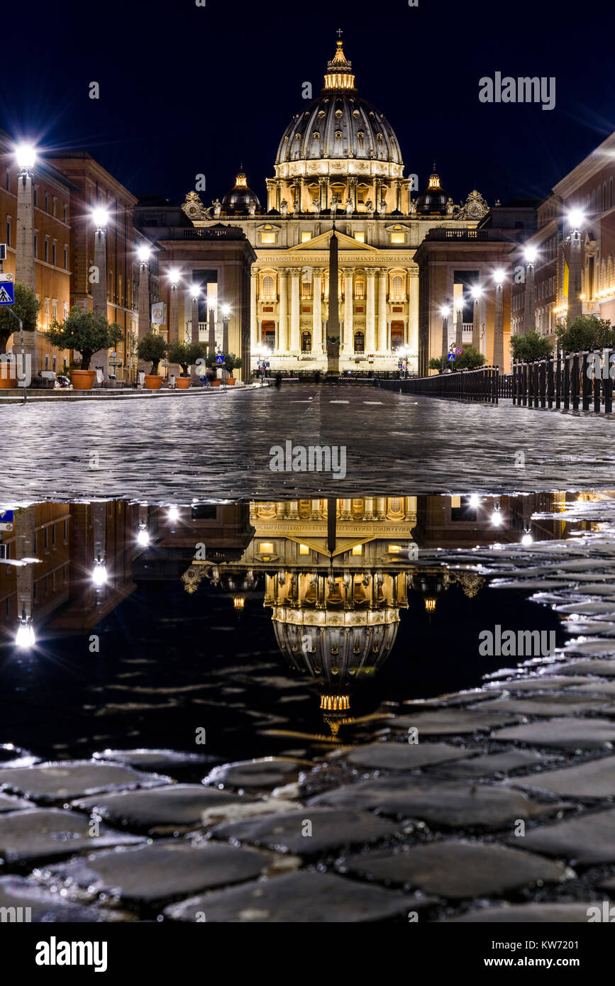 Via della Conciliazione con la Basilica di San Pietro sullo sfondo, Roma, lazio, Italy Foto Stock