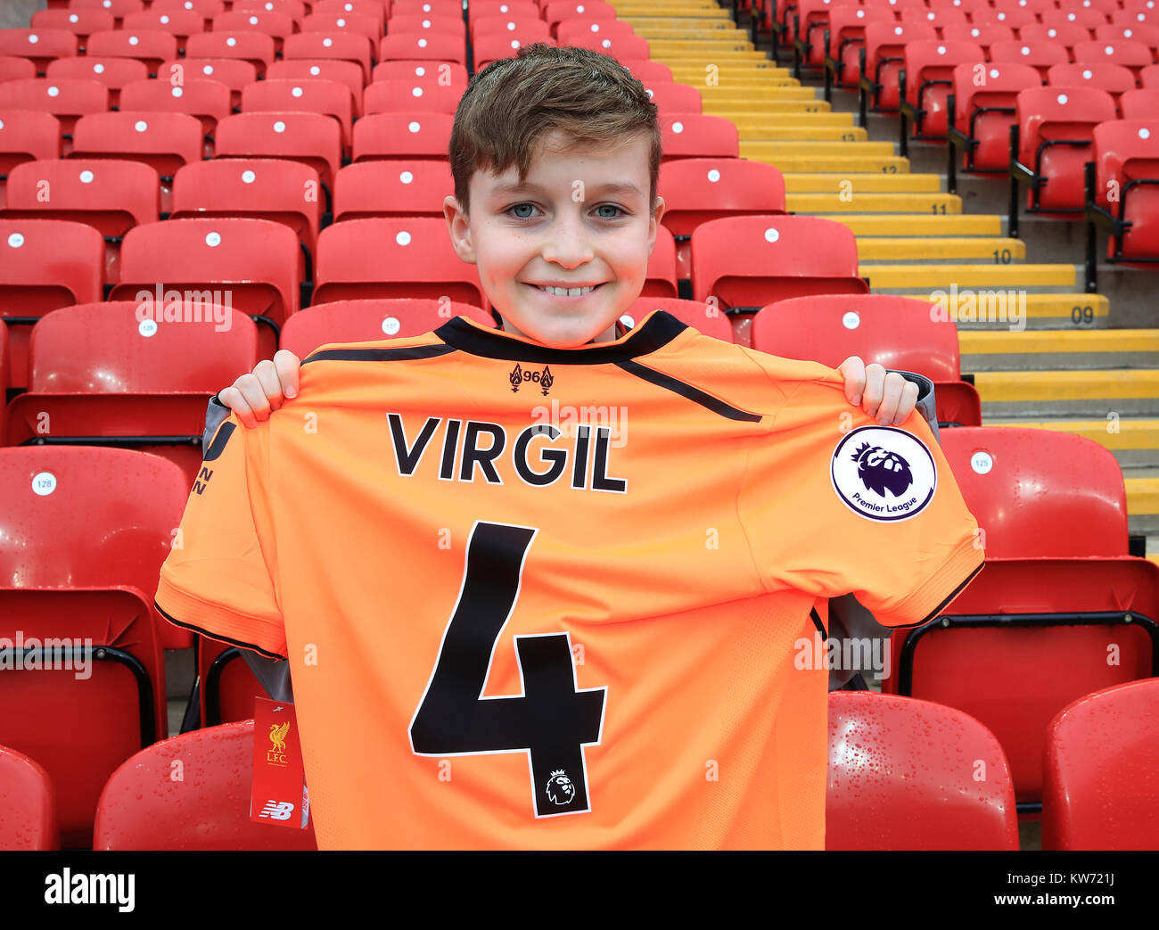 Ventola di Liverpool Rocco Daly pone con una maglia da trasferta con il  nome di nuova firma Virgilio van Dijk prima del match di Premier League ad  Anfield, Liverpool Foto stock -