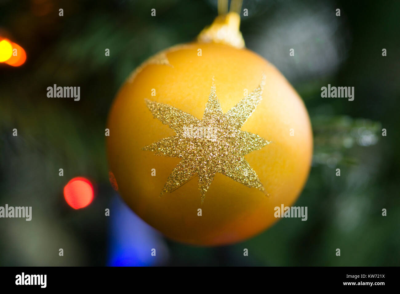 Stella Di Natale Gialla.Una Pallina Gialla Con Una Stella Glitter Su Un Albero Di Natale Foto Stock Alamy