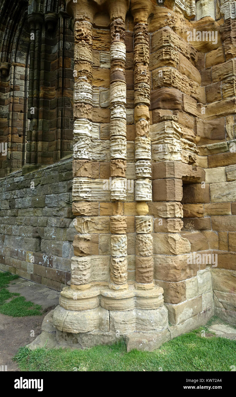 Meteo colonne usurate sull'Abbazia di Whitby. Foto Stock