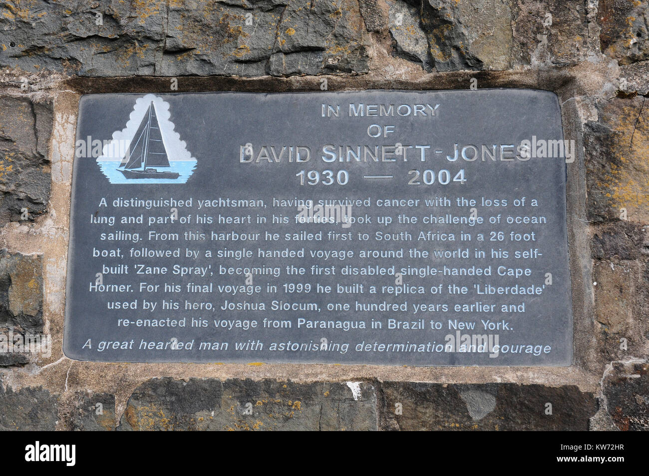 Avviso circa yachtsman, David Sinnett-Jones in una parete a Aberaeron Harbour. Ceredigtion. Galles Foto Stock