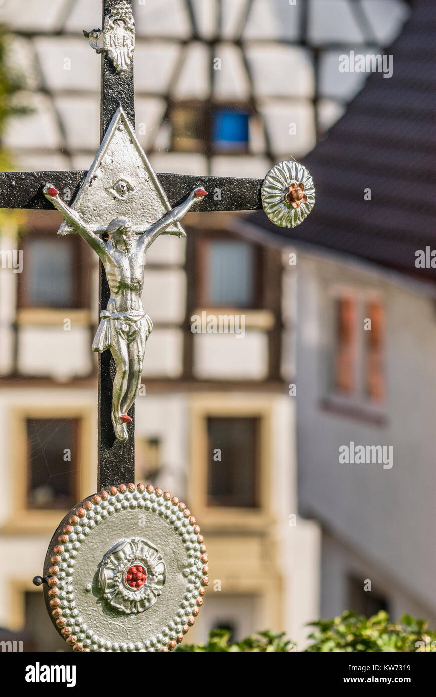 Primo piano di una croce di metallo su un cimitero nella città vecchia di Eppingen, Baden Wuerttemberg, Germania meridionale Foto Stock