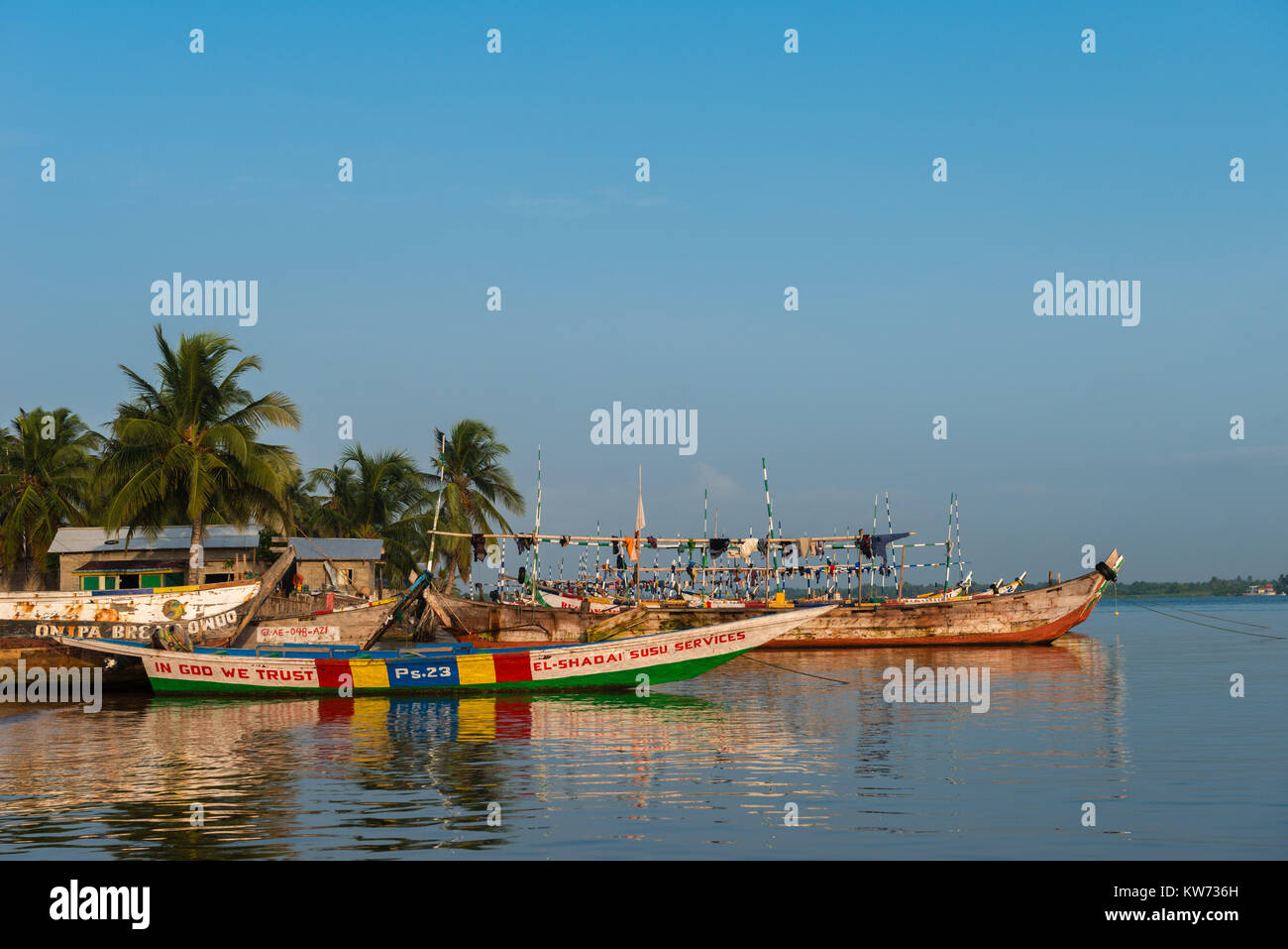 Tradizionali barche da pesca, volta River, Ada Foah,maggiore Regione di Accra, Ghana, Africa Foto Stock