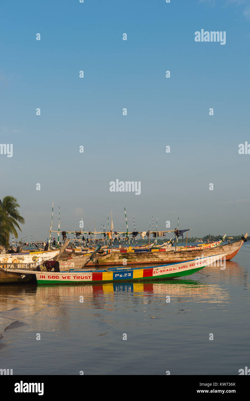 Tradizionali barche da pesca, volta River, Ada Foah,maggiore Regione di Accra, Ghana, Africa Foto Stock