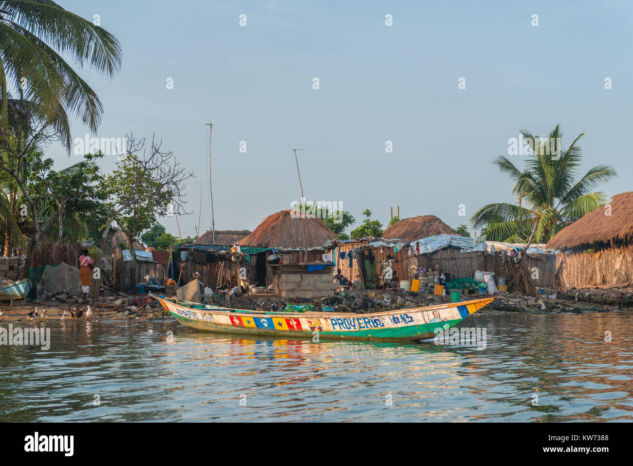 Tradizionali barche da pesca, volta River, Ada Foah,maggiore Regione di Accra, Ghana, Africa Foto Stock