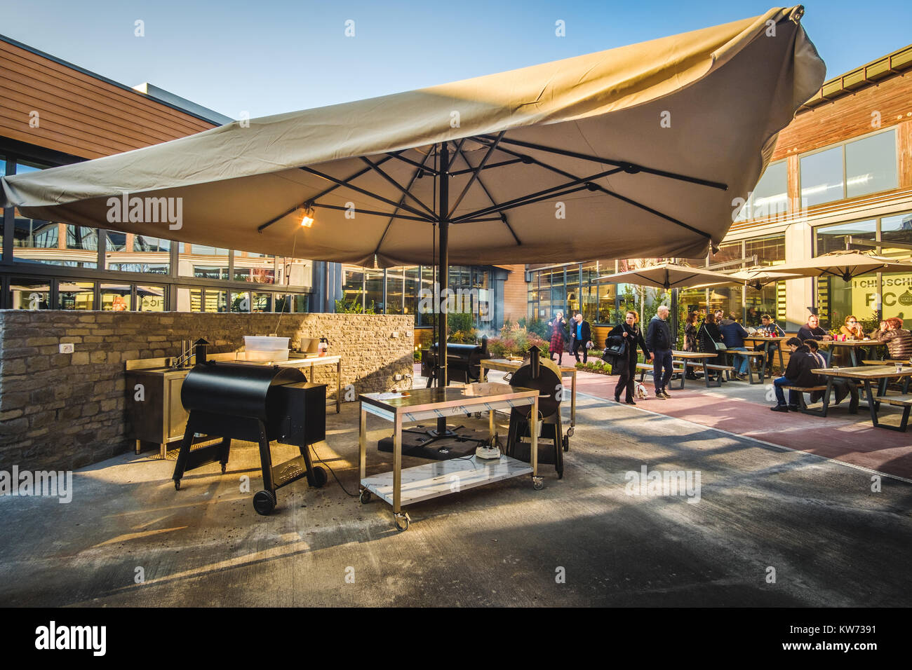 Esterno moderno barbecue grill ristorante Fico Eataly Mondo Foto Stock