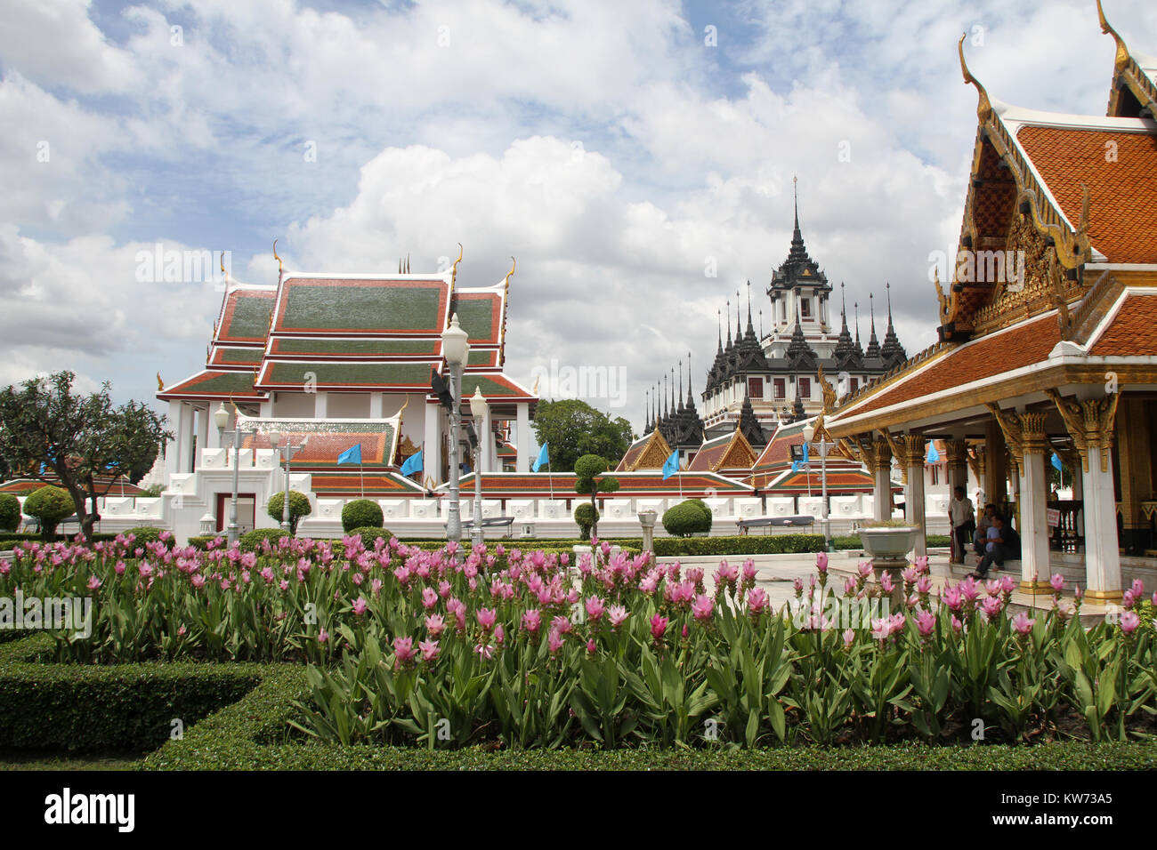 Fiori e templi buddisti sulla Ratchadamnoen Klang Avenue a Bangkok, in Thailandia Foto Stock