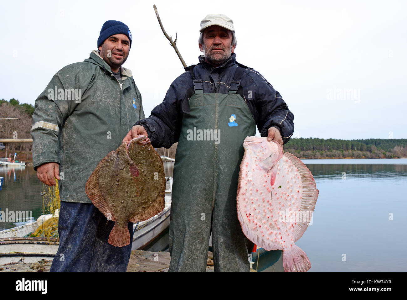 Gennaio 11,2013 SINOP TURCHIA.i pescatori riparare la rete per il rombo chiodato Pesce in Sinop provincia,lungo il Mar Nero. Foto Stock