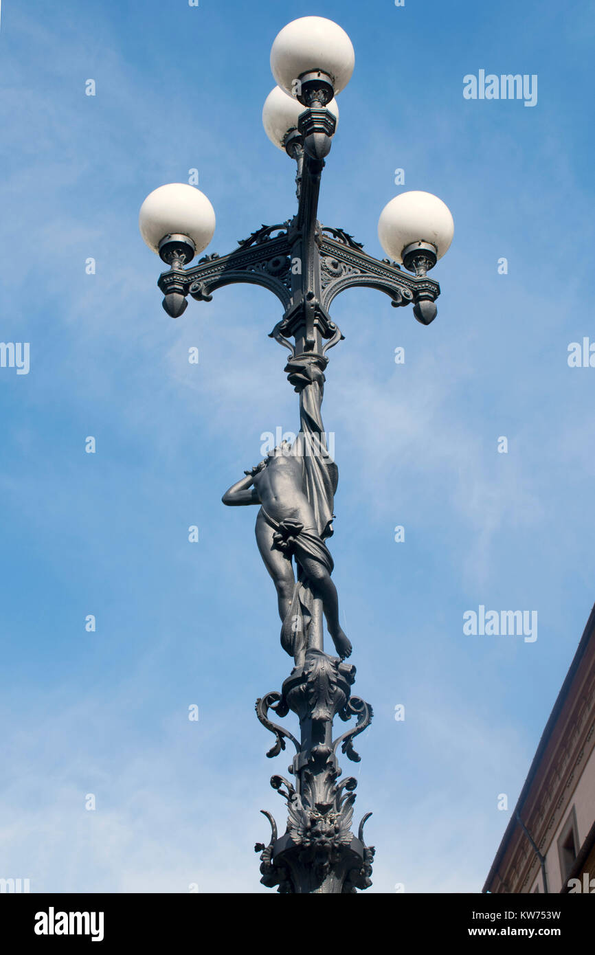 Italien Toskana, Pistoia, Jugendstil-Strassenlaterne der Werkstatt Michelucci Foto Stock